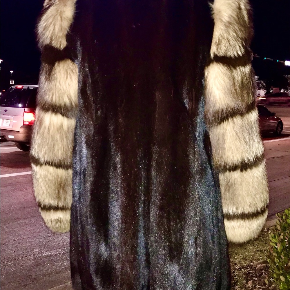 SOLD!  Behind Every Fabulous Woman is a High Quality FUR - Picture 4 of 8